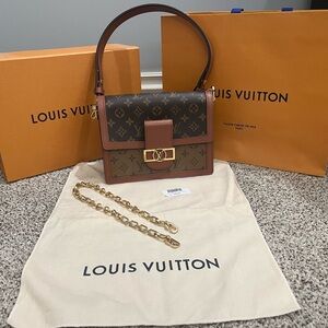 Louis Vuitton Purse- 1 owner, smoke and pet free home